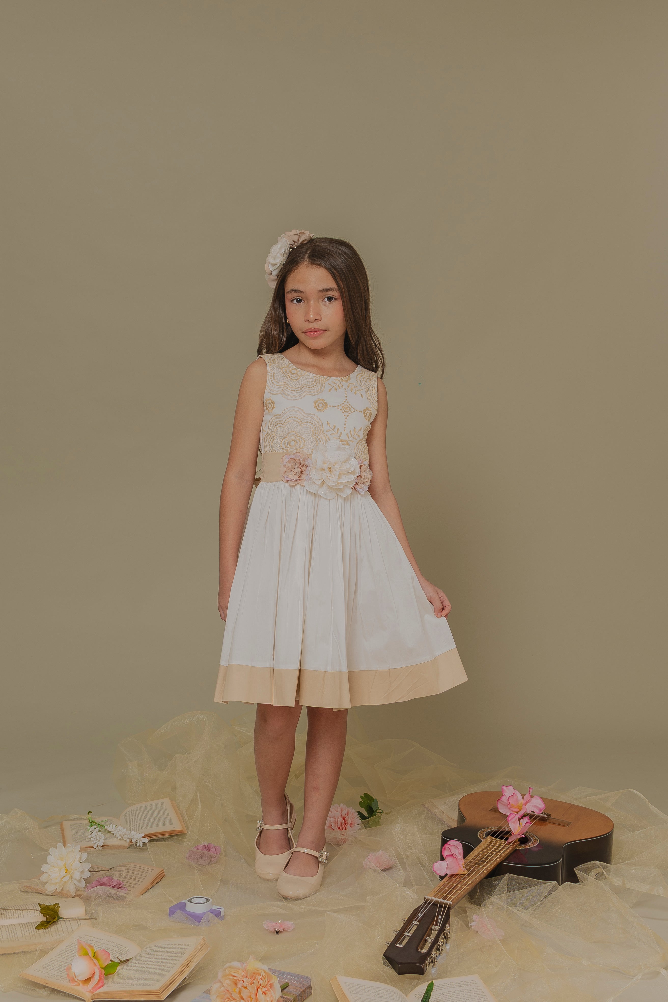 GIRL´BEIGE DRESS MUSICA