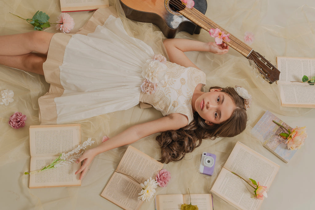 GIRL´BEIGE DRESS MUSICA
