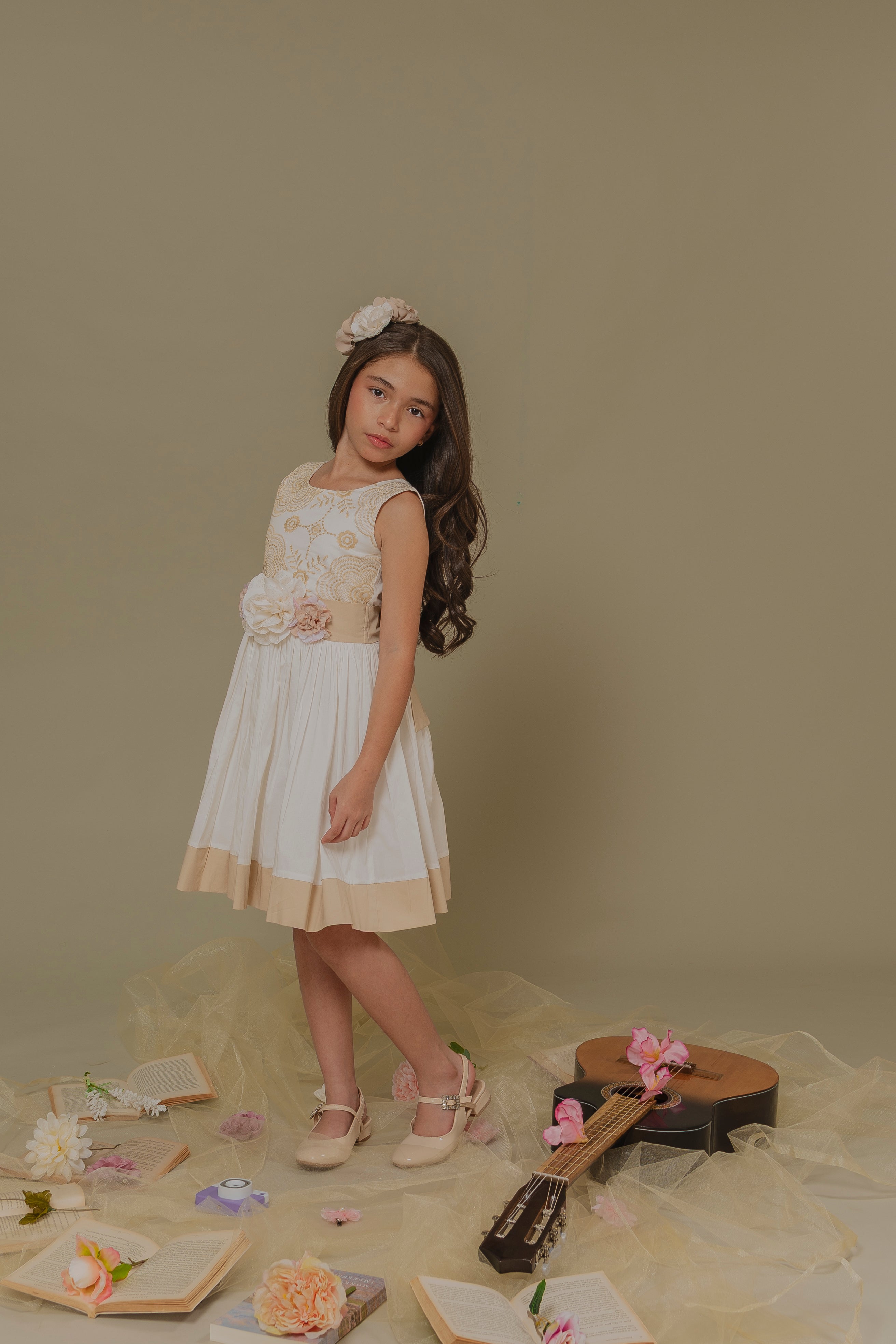 GIRL´BEIGE DRESS MUSICA