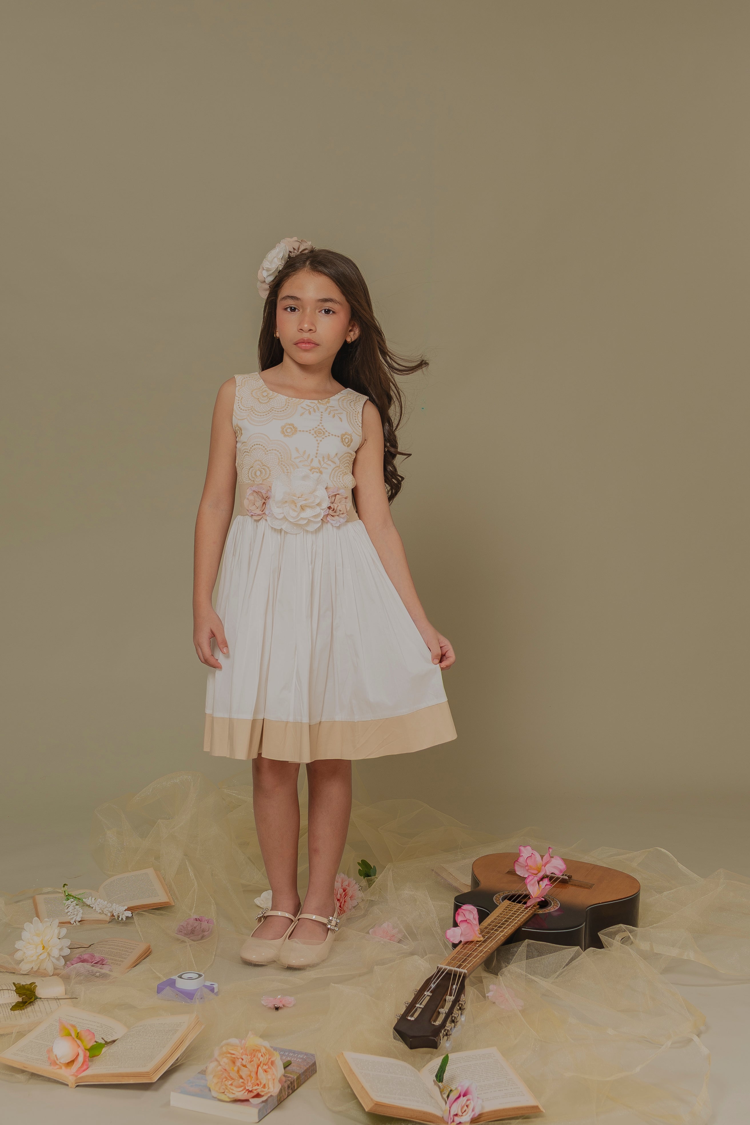GIRL´BEIGE DRESS MUSICA