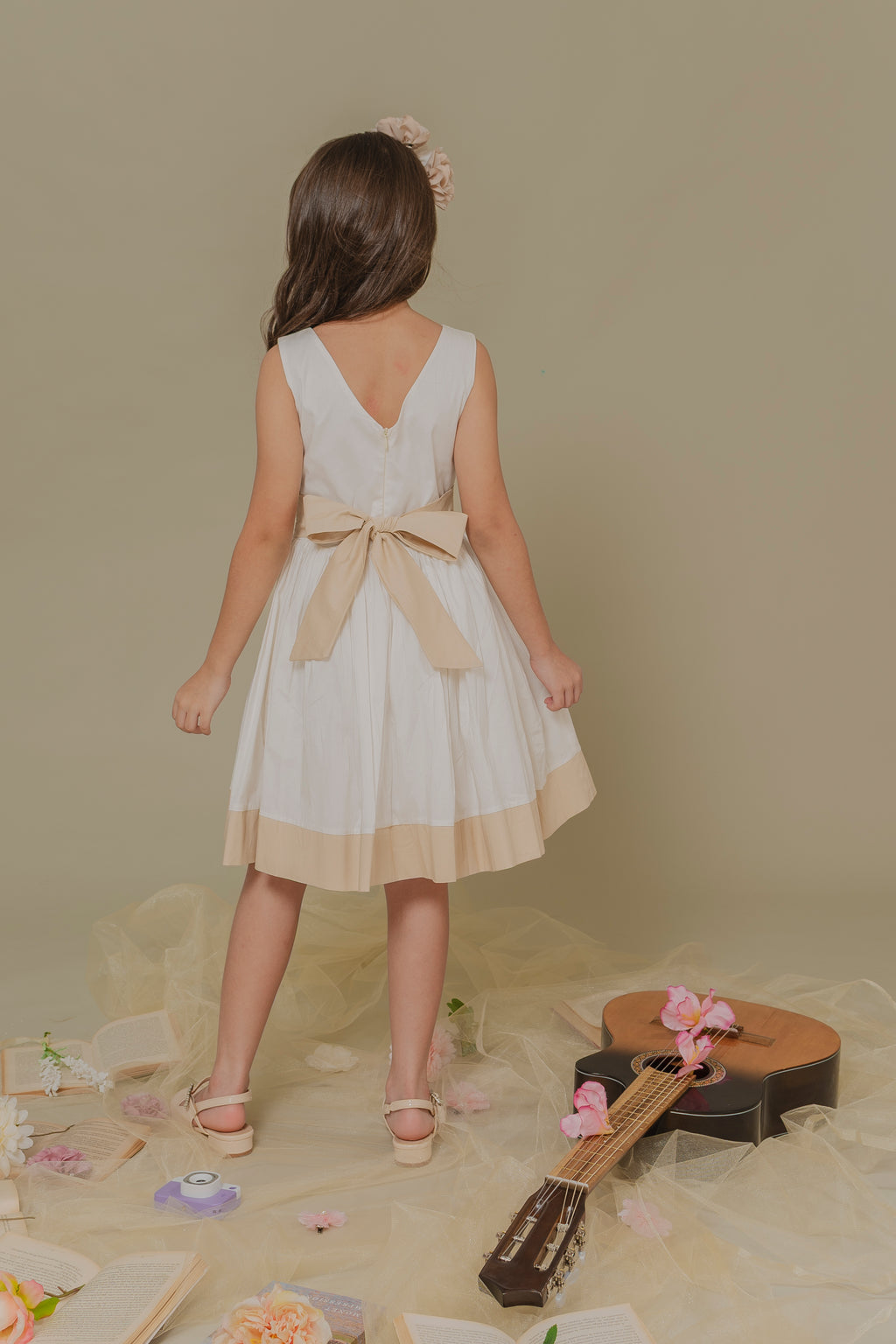 GIRL´BEIGE DRESS MUSICA