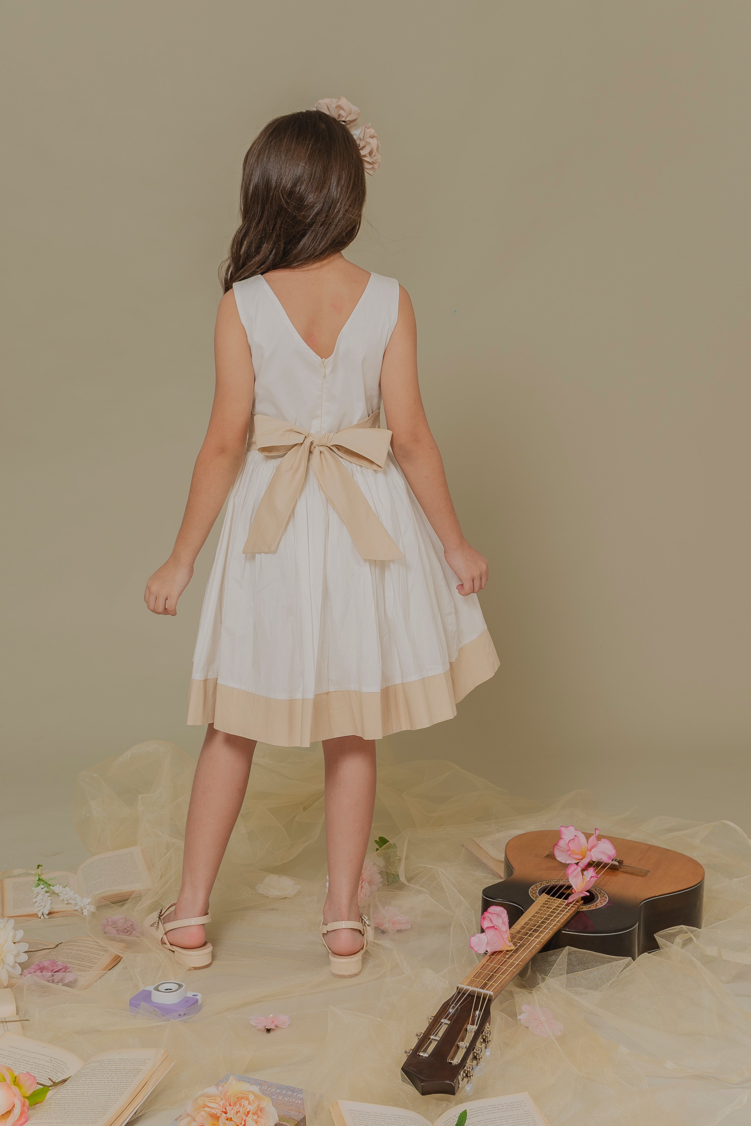 GIRL´BEIGE DRESS MUSICA