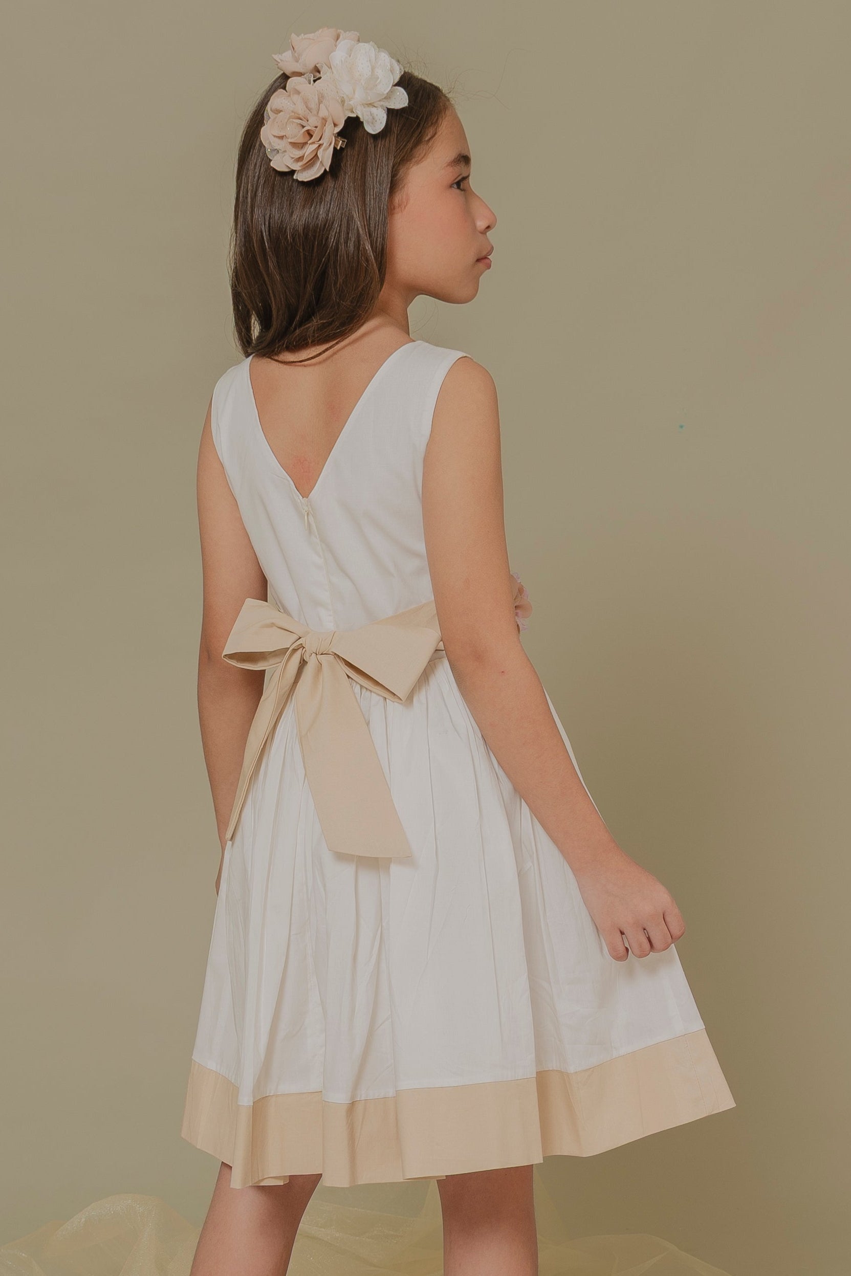 GIRL´BEIGE DRESS MUSICA