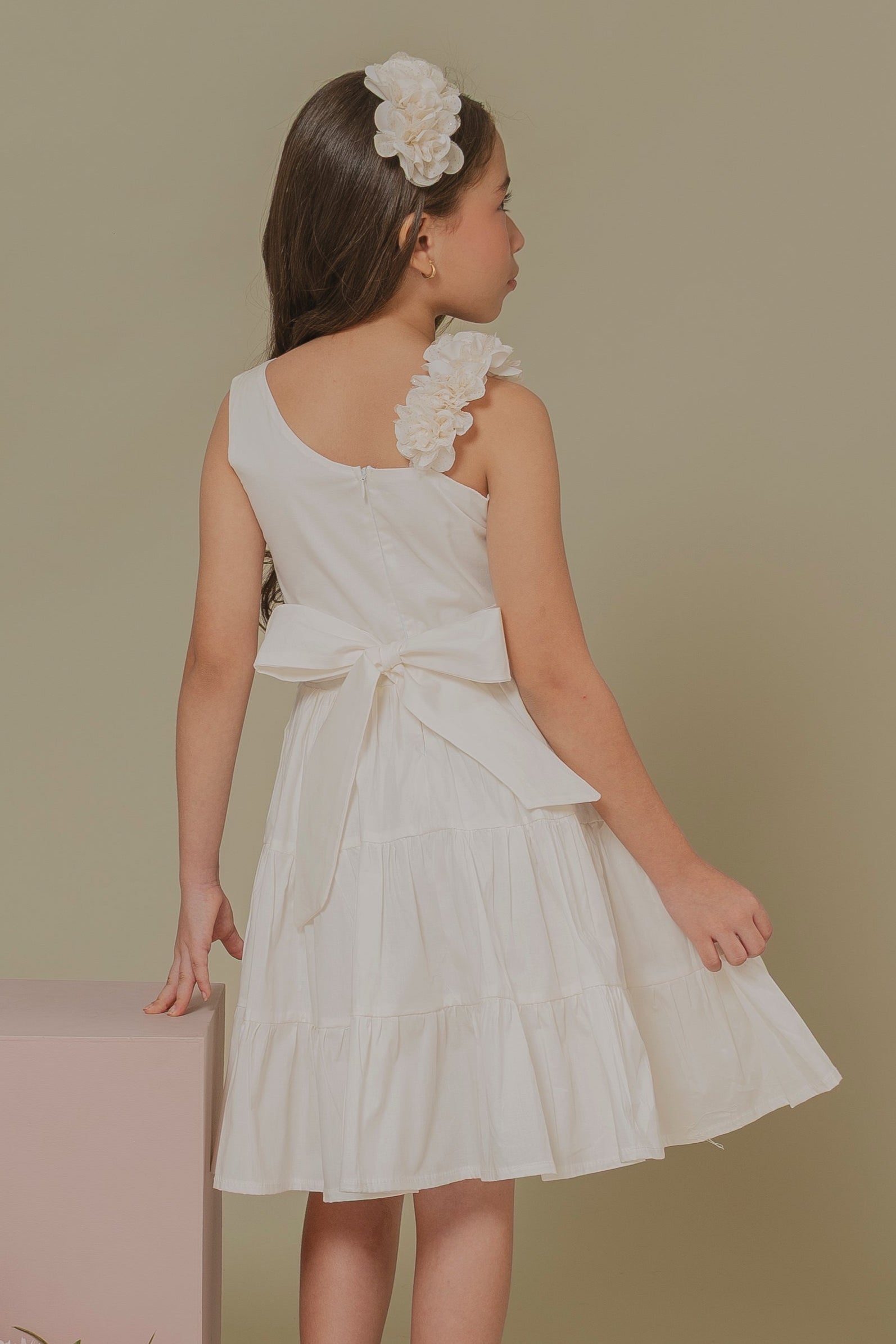 GIRL´OFF-WHITE DRESS PALABRAS