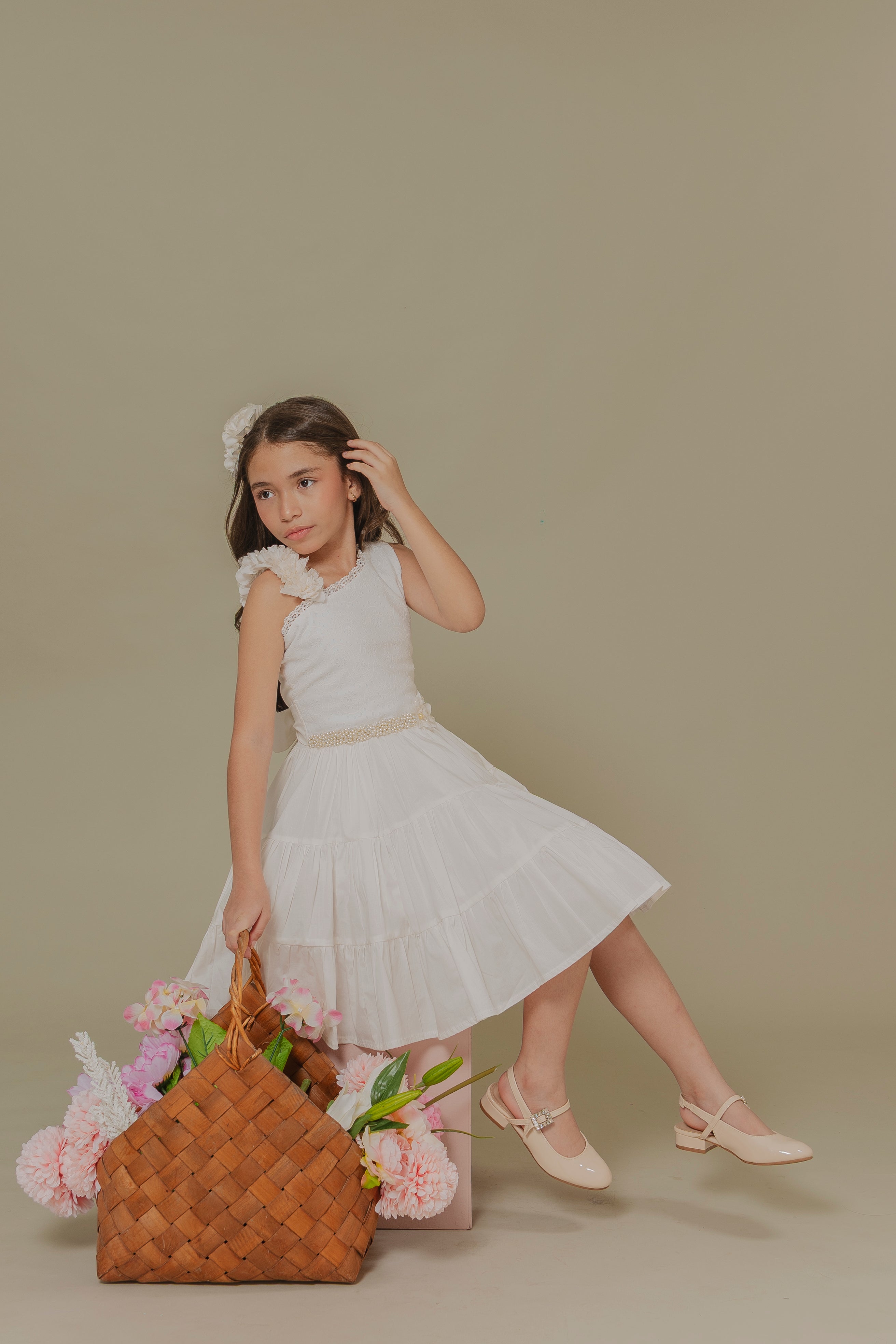 GIRL´OFF-WHITE DRESS PALABRAS