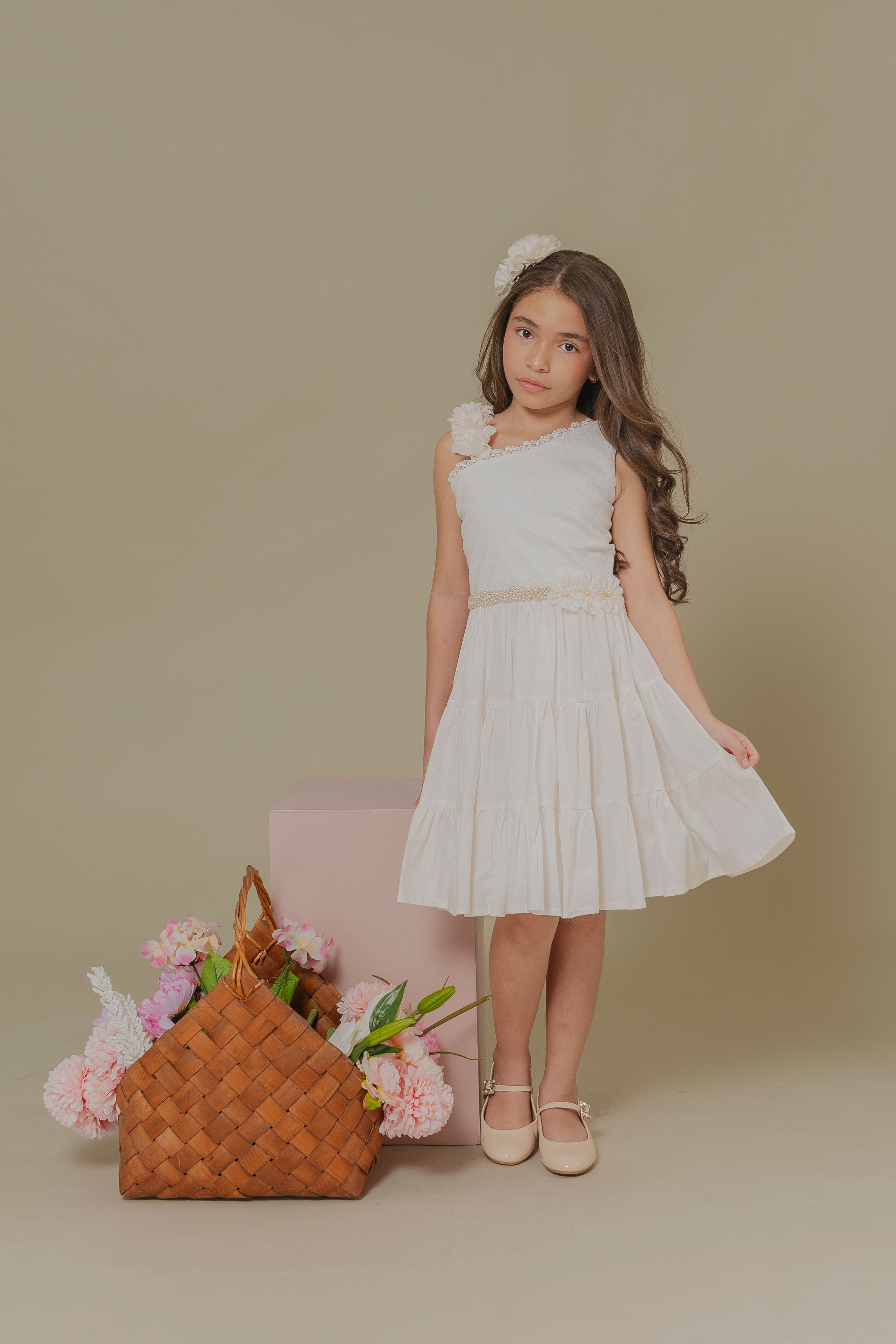 GIRL´OFF-WHITE DRESS PALABRAS