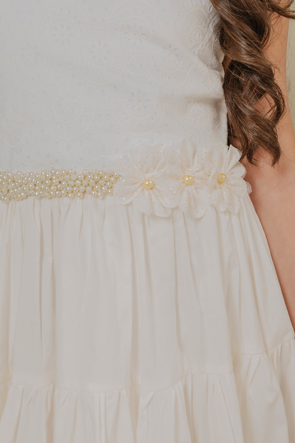 GIRL´OFF-WHITE DRESS PALABRAS