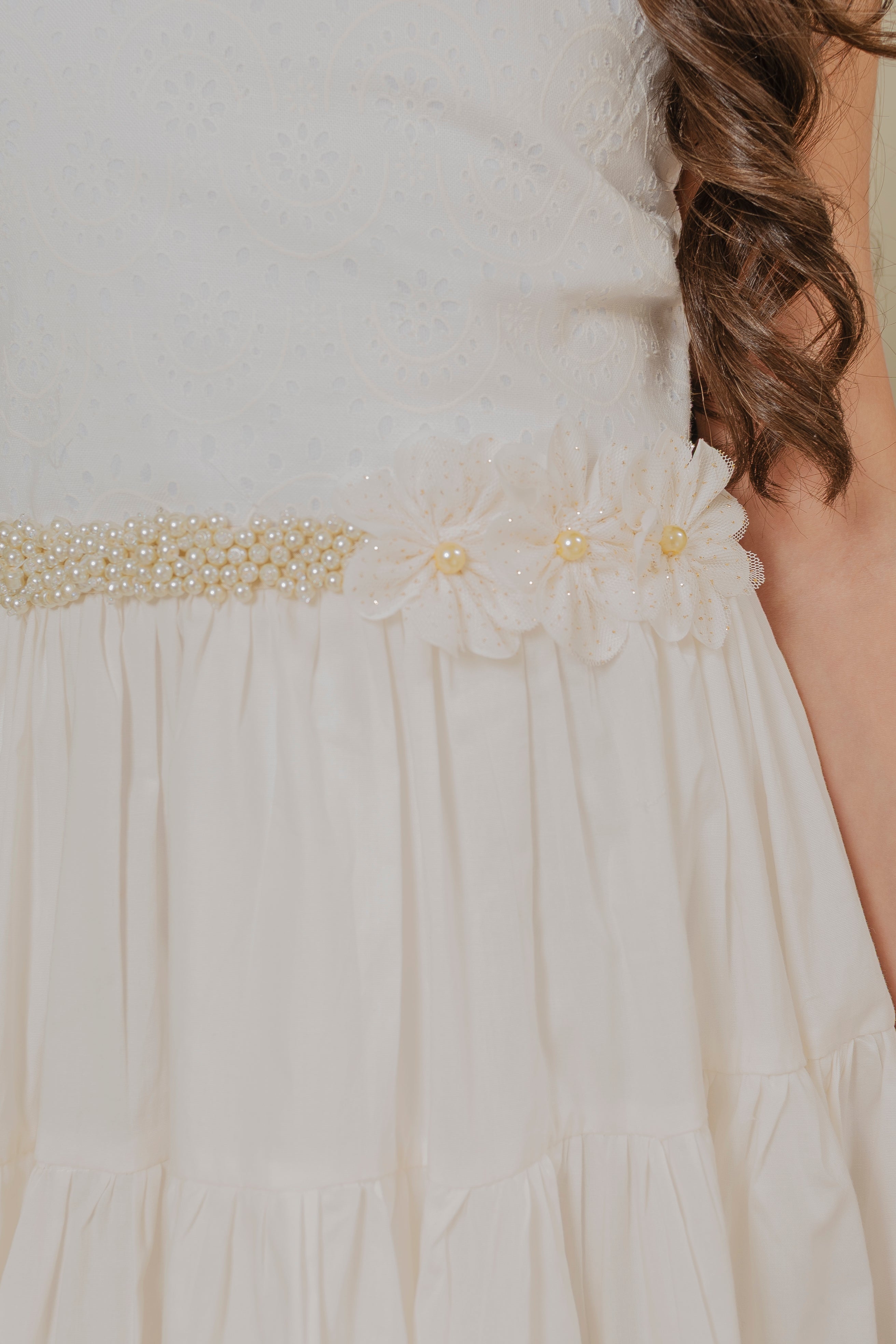 GIRL´OFF-WHITE DRESS PALABRAS